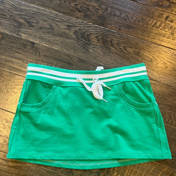 Lululemon super adorable green skirt in excellent condition - Picture 1 of 3